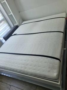 Posto letto in camera con materasso bianco di Sikalafo1 a Płock