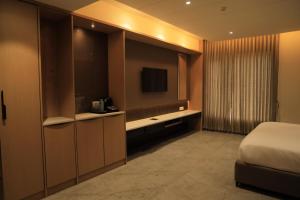 TV a/nebo společenská místnost v ubytování VANTARA SUITEs + 33 fotografií