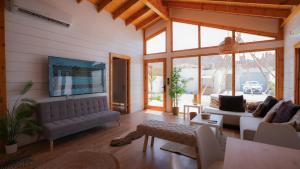 a living room with a couch and a tv at منتجع بامبو in Quşūr al Muqbil