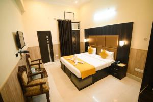 A bed or beds in a room at Taraji Resort