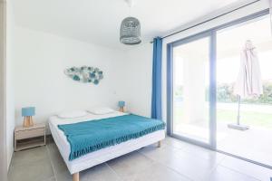 une chambre avec un lit et une grande fenêtre dans l'établissement Casa Umbria - Villa climatisée avec piscine, à Belgodère 15 autres photos