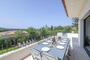- une table sur le balcon d'une maison dans l'établissement Casa Umbria - Villa climatisée avec piscine, à Belgodère