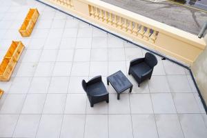 an overhead view of two chairs and tables on a tile floor at RB-1D Appartement F2 au 1er étage à Mulhouse de 1 à 2 pers in Mulhouse