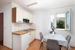 Η κουζίνα ή μικρή κουζίνα στο Apartmani twins