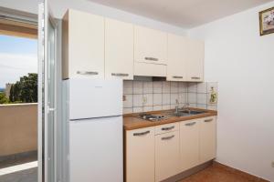 Η κουζίνα ή μικρή κουζίνα στο Apartmani twins