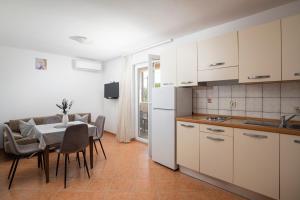 Η κουζίνα ή μικρή κουζίνα στο Apartmani twins