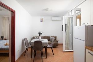 Η κουζίνα ή μικρή κουζίνα στο Apartmani twins