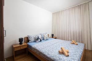 Ένα ή περισσότερα κρεβάτια σε δωμάτιο στο Apartmani twins