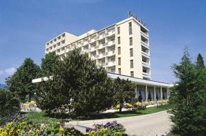 ein Hotelgebäude mit Blumen davor in der Unterkunft Hotel Smeraldo in Abano Terme