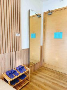 une pièce avec des serviettes bleues sur une étagère devant une porte dans l'établissement BBnB Home - Mai's House, à Quy Nhơn