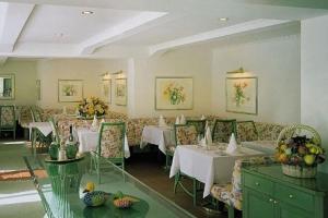 A seating area at Hotel Seehof