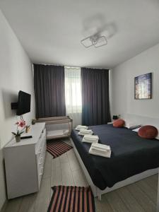 a bedroom with a large bed with towels on it at Summer Crib Mamaia-Sat in Mamaia Nord