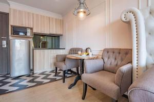ジョムティエンビーチにあるVenetian Signature Condoの部屋にテーブルと椅子のあるキッチン