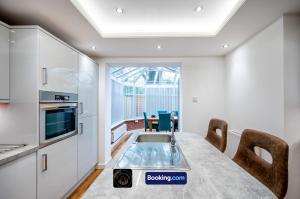Kuchyň nebo kuchyňský kout v ubytování Cosy 3-Bed House, Garden & Free Parking in Stretford + 37 fotografií