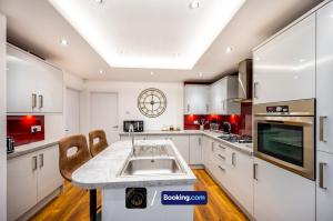 Kuchyň nebo kuchyňský kout v ubytování Cosy 3-Bed House, Garden & Free Parking in Stretford