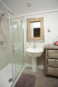 La salle de bains est pourvue d'un lavabo et d'une douche. dans l'établissement The Shore, à Eyemouth 11 autres photos