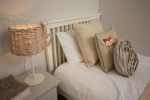 - un lit avec des oreillers et une lampe sur une table dans l'établissement The Shore, à Eyemouth