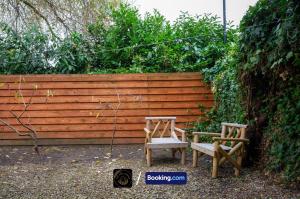 Zahrada ubytování Cosy 3-Bed House, Garden & Free Parking in Stretford