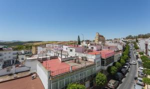 una vista dall'alto di una strada cittadina con edifici di Ático Vista Peña 3 Dormitorios ad Arcos de la Frontera