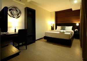 Postel nebo postele na pokoji v ubytování Lorenzzo Suites Hotel Makati
