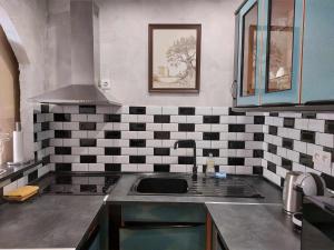 Kuchyňa alebo kuchynka v ubytovaní Charmant appartement au cœur de Tarascon