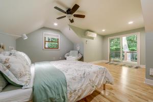 una camera da letto con un letto e un ventilatore a soffitto di Creek View and Hot Tub Woodsy Maggie Valley Cottage a Maggie Valley