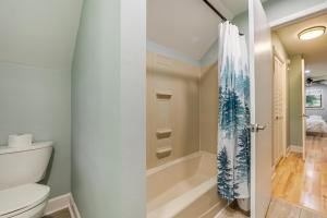 un bagno con wc e doccia di Creek View and Hot Tub Woodsy Maggie Valley Cottage a Maggie Valley Altre 31 foto
