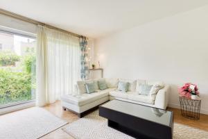 ein Wohnzimmer mit einer Couch und einem Couchtisch in der Unterkunft Disponible - 5mn Paris - Gare à Pied - Jardin Terrasse - 6 pers - Centre Ville - Proche tous Commerces et transports - Wifi in Maisons-Alfort