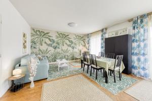 ein Wohnzimmer mit Tisch und Couch in der Unterkunft Disponible - 5mn Paris - Gare à Pied - Jardin Terrasse - 6 pers - Centre Ville - Proche tous Commerces et transports - Wifi in Maisons-Alfort + 45 Fotos