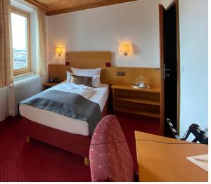 Postel nebo postele na pokoji v ubytování Hotel Strasser