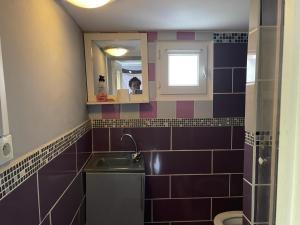 Φωτογραφία από το άλμπουμ του Logement entrée indépendant, sous sol éclairé, cuisine, SDB WC, jardin σε Belle-Église