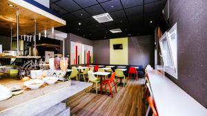 卢森堡机场宜必思快捷酒店餐厅或其他用餐的地方