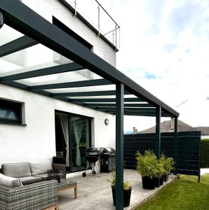 a pergola over a patio of a house at Schöne Wohnung mit Terrasse und Parkplatz in Velden am Wörthersee