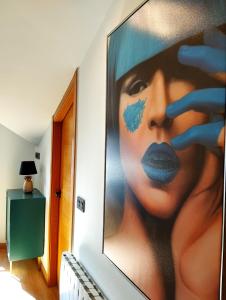 Televízia a/alebo spoločenská miestnosť v ubytovaní Fridda House Rias Baixas Vigo