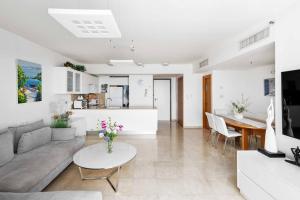 Μια τηλεόραση ή/και κέντρο ψυχαγωγίας στο Beach Front Luxury Apartment