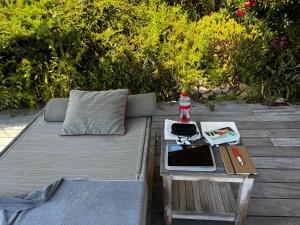 un patio avec un canapé et une table avec une boisson dessus dans l'établissement Villa au milieu du vignoble - Golfe de Saint Tropez, au Plan-de-la-Tour