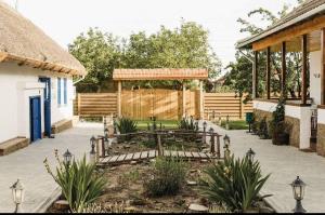 a garden with a gazebo in a yard at Pensiunea Casa Veche in Palanca