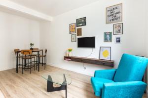 ルヴァロワ・ペレにある2 pièces-Moderne-Proche Parisの青い椅子とテーブルのあるリビングルーム