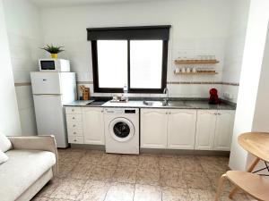 Kuchyňa alebo kuchynka v ubytovaní Mahostly Apartamento Comillas SH