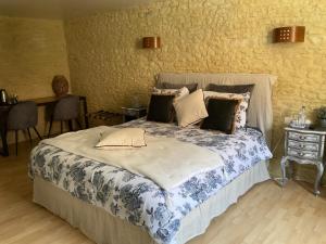 Letto o letti in una camera di Chambres d’hôtes de l’Ancienne Auberge
