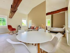 a living room with a white table and chairs at Le Moulin de Beaumanoir in Compiègne