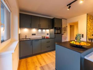 Kuchyň nebo kuchyňský kout v ubytování NEW! Tevini Alpine Apartments by we rent