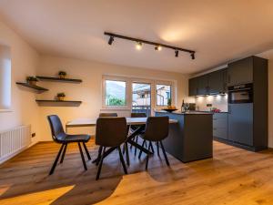 Kuchyň nebo kuchyňský kout v ubytování NEW! Tevini Alpine Apartments by we rent