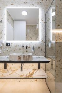 ein Badezimmer mit Waschbecken und Spiegel in der Unterkunft The View - Ruby, Luxury, Central in Sarandë