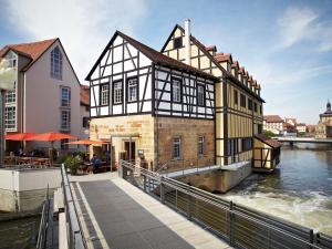 Výhled na řeku, která protéká v blízkosti hotelu