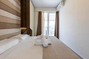 ein Hotelzimmer mit einem Bett mit Handtüchern darauf in der Unterkunft The View - Ruby, Luxury, Central in Sarandë