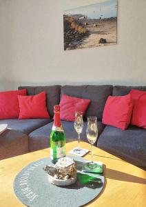 een tafel met twee glazen en een fles wijn bij Ferienwohnung Im Landhaus in Stelle-Wittenwurth