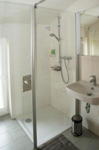 un baño con ducha y lavabo en Ferienwohnung Im Landhaus, en Stelle-Wittenwurth