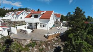 an aerial view of a house on a hill at Sørlandsidyll, Risør in Søndeled