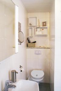 Un baño pequeño con inodoro y lavabo. en Ferienwohnung Im Landhaus, en Stelle-Wittenwurth 20 fotos más